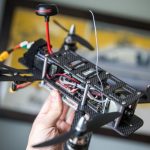 Świat dronów FPV: jak zacząć przygodę z podniebnymi wyścigami i filmowaniem