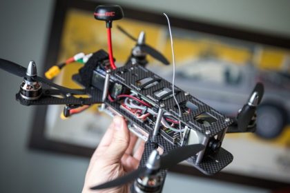Świat dronów FPV: jak zacząć przygodę z podniebnymi wyścigami i filmowaniem
