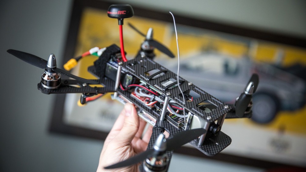 Świat dronów FPV: jak zacząć przygodę z podniebnymi wyścigami i filmowaniem